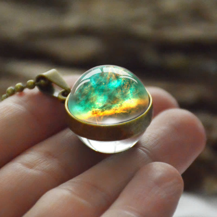 Collana colorata con palla di vetro tridimensionale