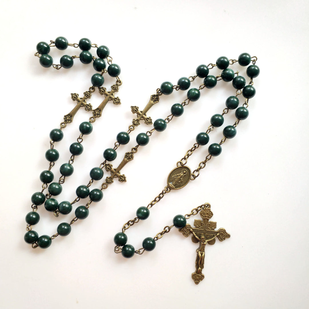 Collana con ciondolo a croce in rame e malachite Olivenorma 