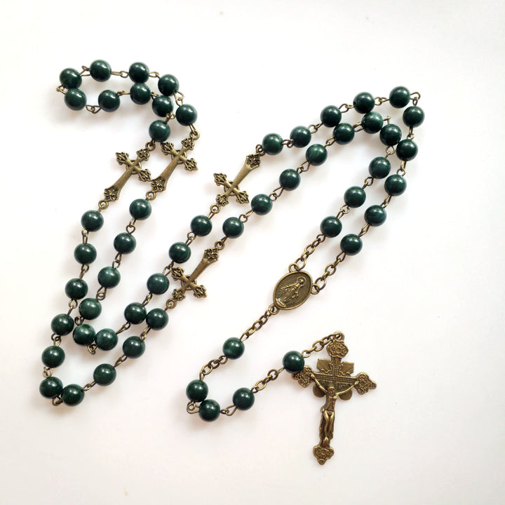 Collana con ciondolo a croce in rame e malachite Olivenorma 