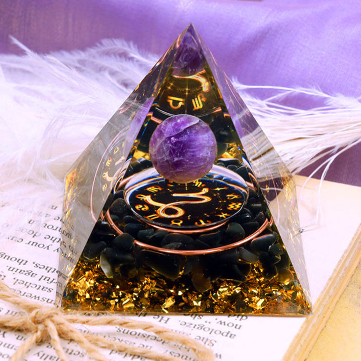 Sfera di ametista Olivenorma con piramide di orgone dello zodiaco Capricorno in ossidiana