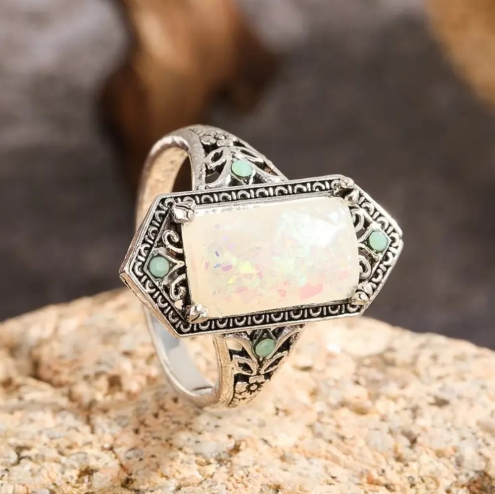 Anello in argento antico con opale bianco quadrato Olivenorma