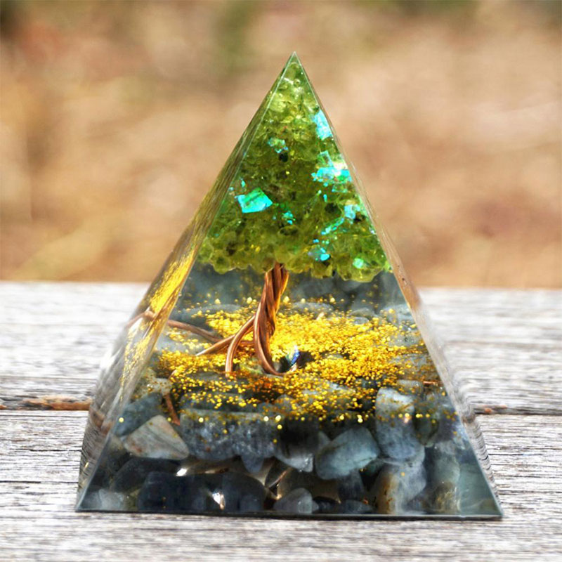 Piramide di orgone Olivenorma Moonlit Growth Peridot e pietra di luna grigia - image 4