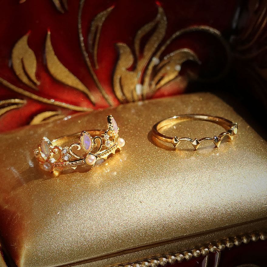 Anello con corona di Raperonzolo in perle d'acqua dolce e opalite Olivenorma 