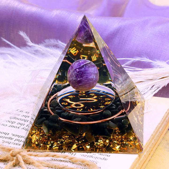 Sfera di ametista Olivenorma con piramide di orgone dello zodiaco Capricorno in ossidiana