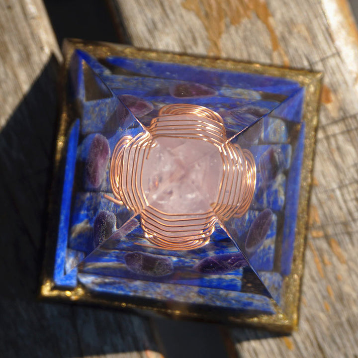 Pilastro di quarzo rosa Olivenorma con piramide di orgone di lapislazzuli 