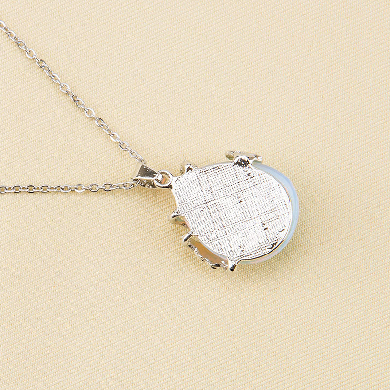 Collana con pietre preziose e ali di farfalla in cristallo