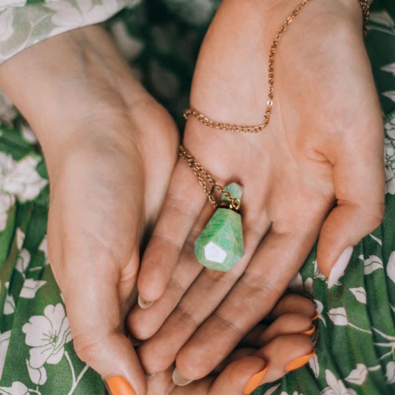 Collana con bottiglia di profumo di cristallo