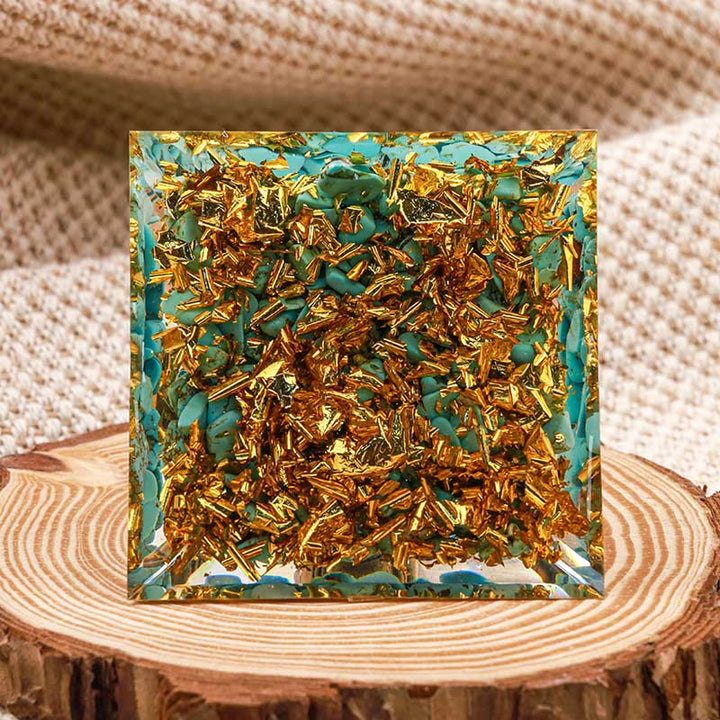 Buddha Olivenorma con piramide di orgone in equilibrio turchese naturale