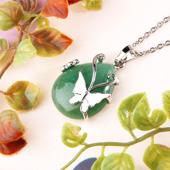 Collana con pietre preziose e ali di farfalla in cristallo