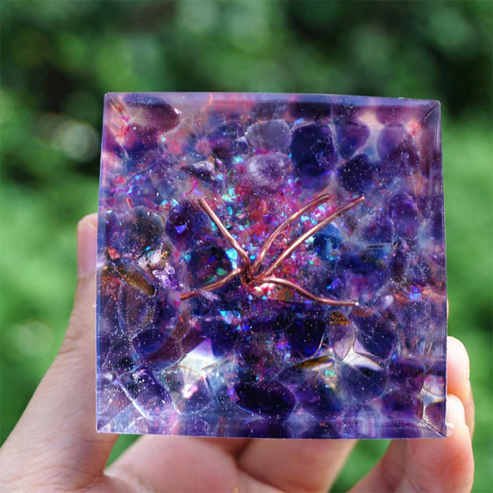 Piramide di orgone di cianite dell'albero della vita Olivenorma con cristallo di ametista 