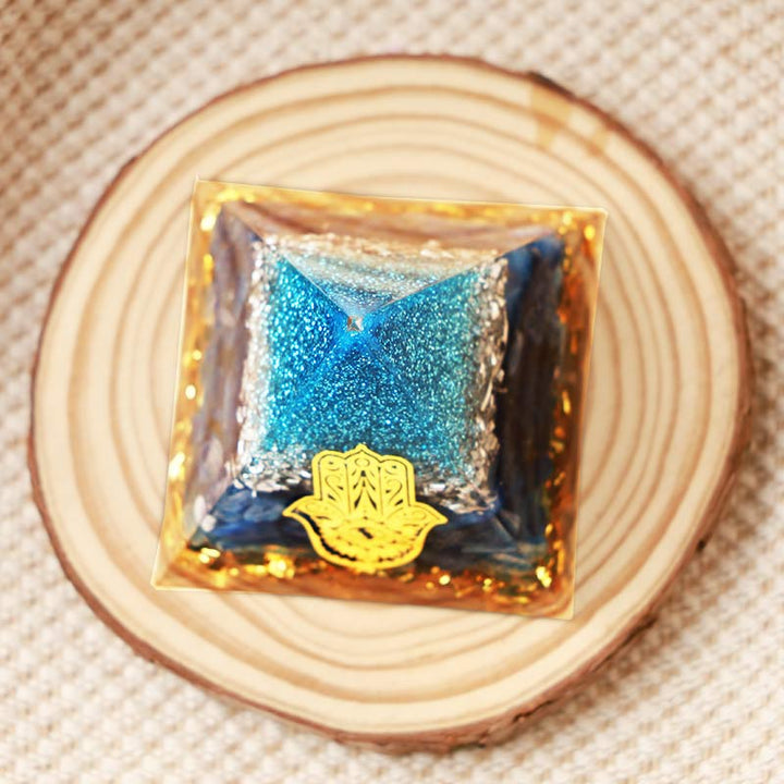 Piramide di cianite Olivenorma con protezione Hamsa Orgone 