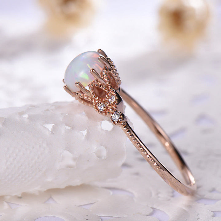 Anello Olivenorma con pietra di luna rotonda e opale e zircone bianco 