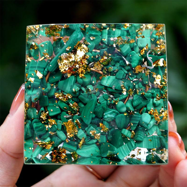 Piramide di orgone in ametista Olivenorma con malachite 