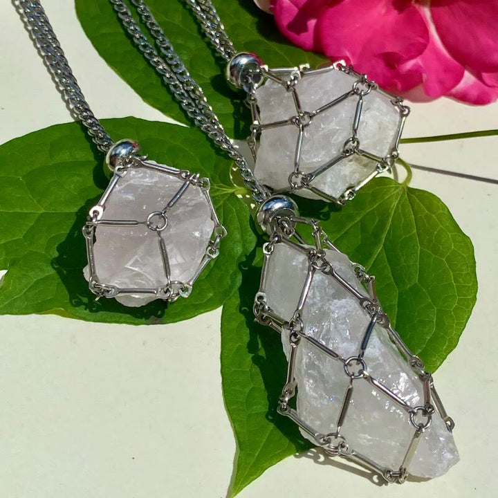 Collana con ciondolo in pietra grezza di cristallo Olivenorma e rete metallica in pietra 