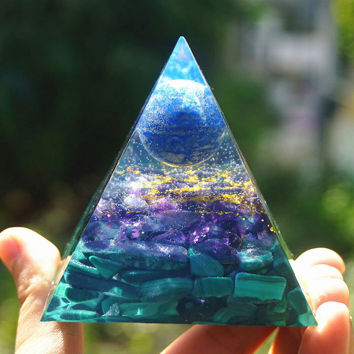 Sfera di lapislazzuli Olivenorma con piramide di ametista e malachite