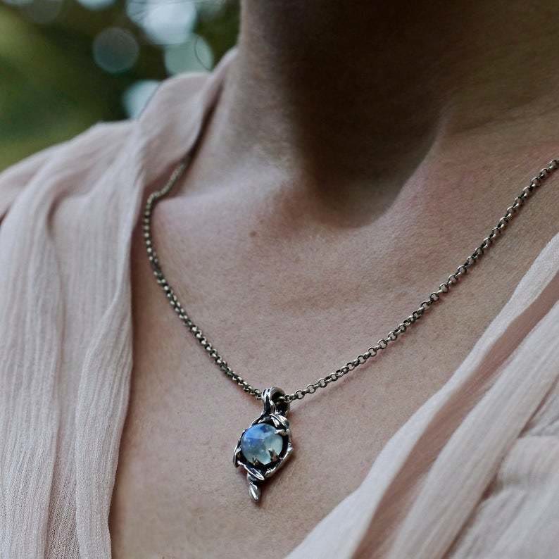 Collana con ciondolo a forma di goccia di fiamma in pietra di luna Olivenorma