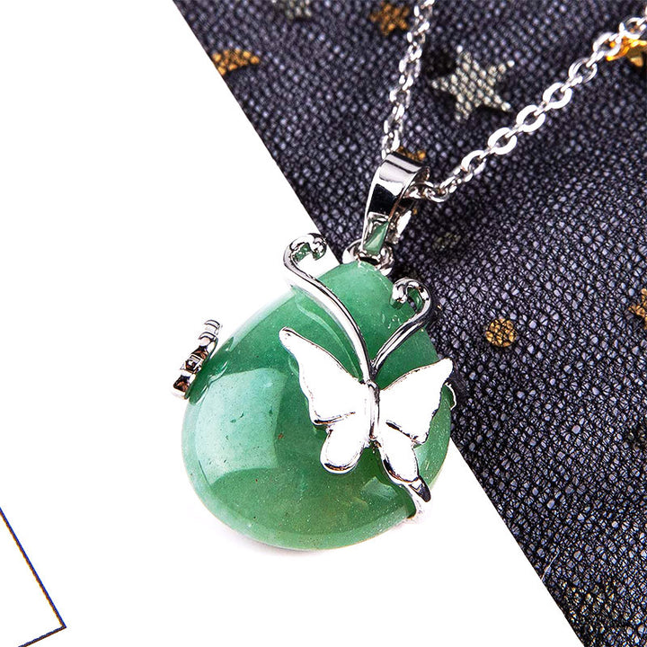 Collana con pietre preziose e ali di farfalla in cristallo