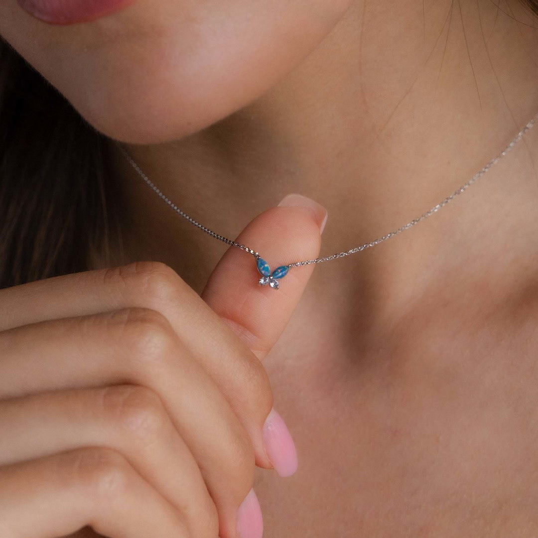 Collana Olivenorma con ciondolo a farfalla in opale blu rosa e acciaio al titanio