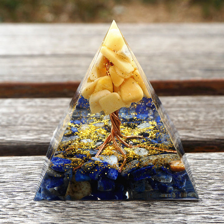 Piramide di orgone in avventurina gialla Olivenorma con lapislazzuli 