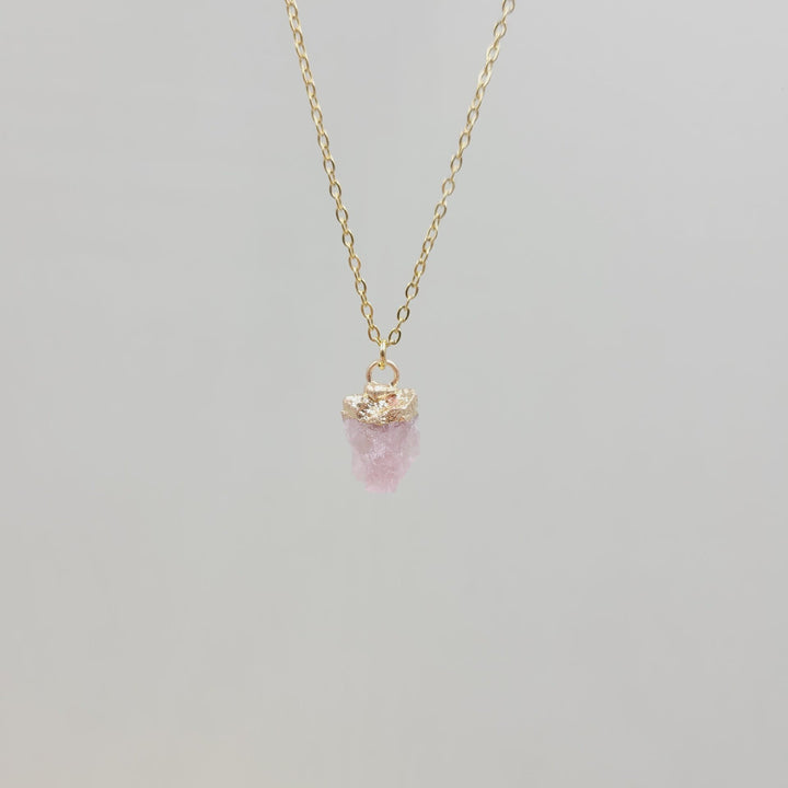 Collana con pietra preziosa grezza di cristallo irregolare Olivenorma 