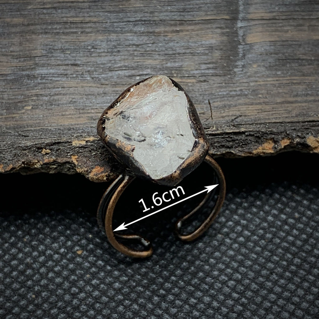 Anello regolabile Olivenorma con dodici pietre portafortuna in pietra grezza irregolare naturale 