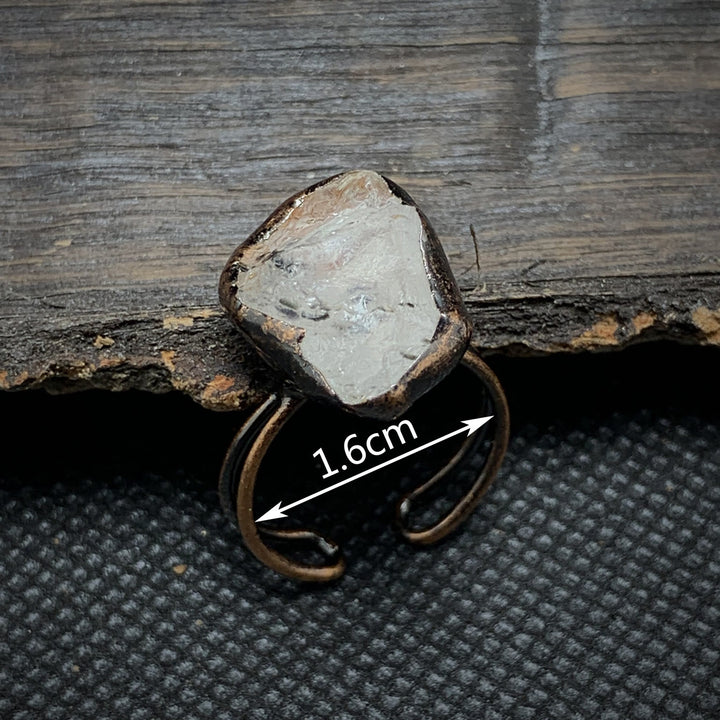 Anello regolabile Olivenorma con dodici pietre portafortuna in pietra grezza irregolare naturale 