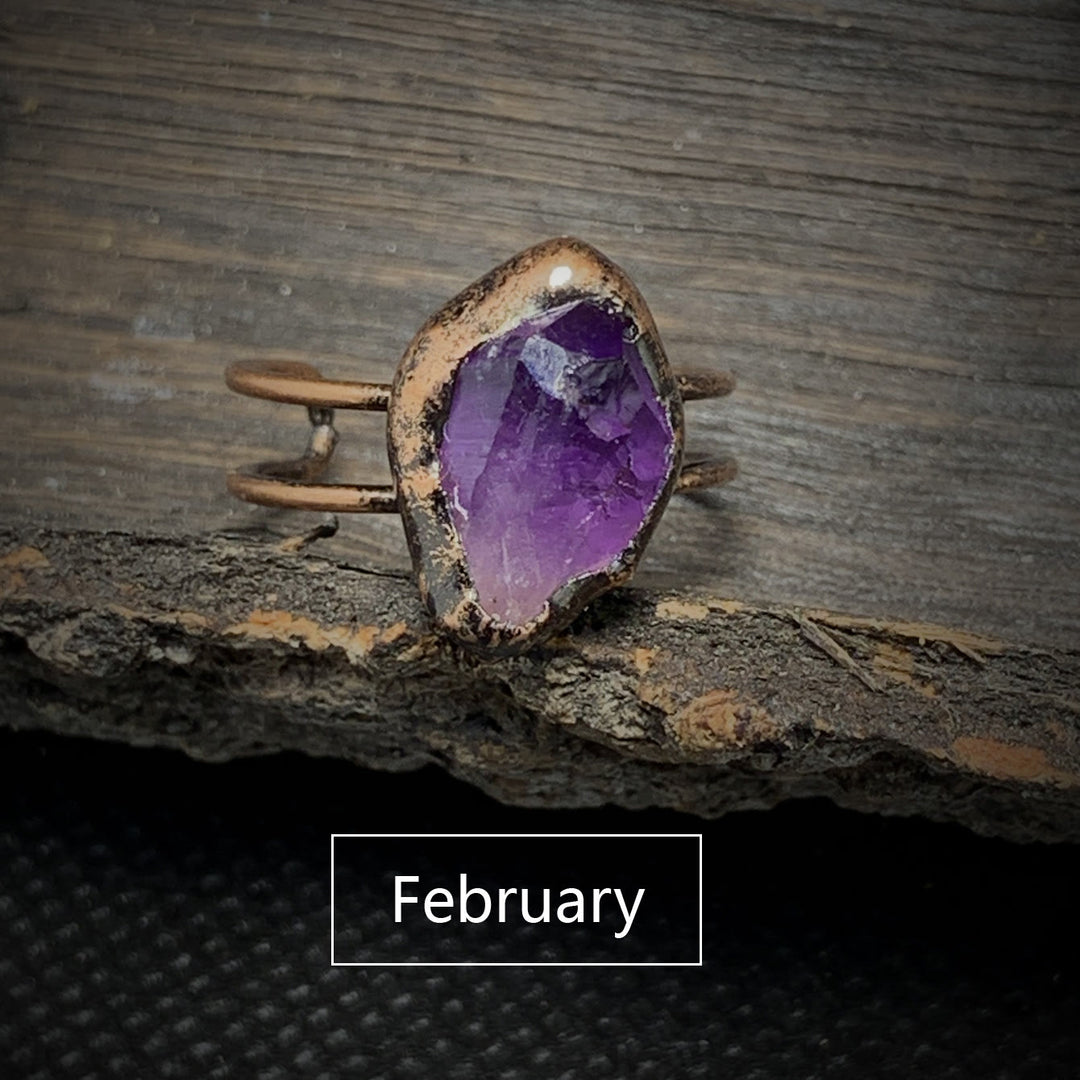 Anello regolabile Olivenorma con dodici pietre portafortuna in pietra grezza irregolare naturale 