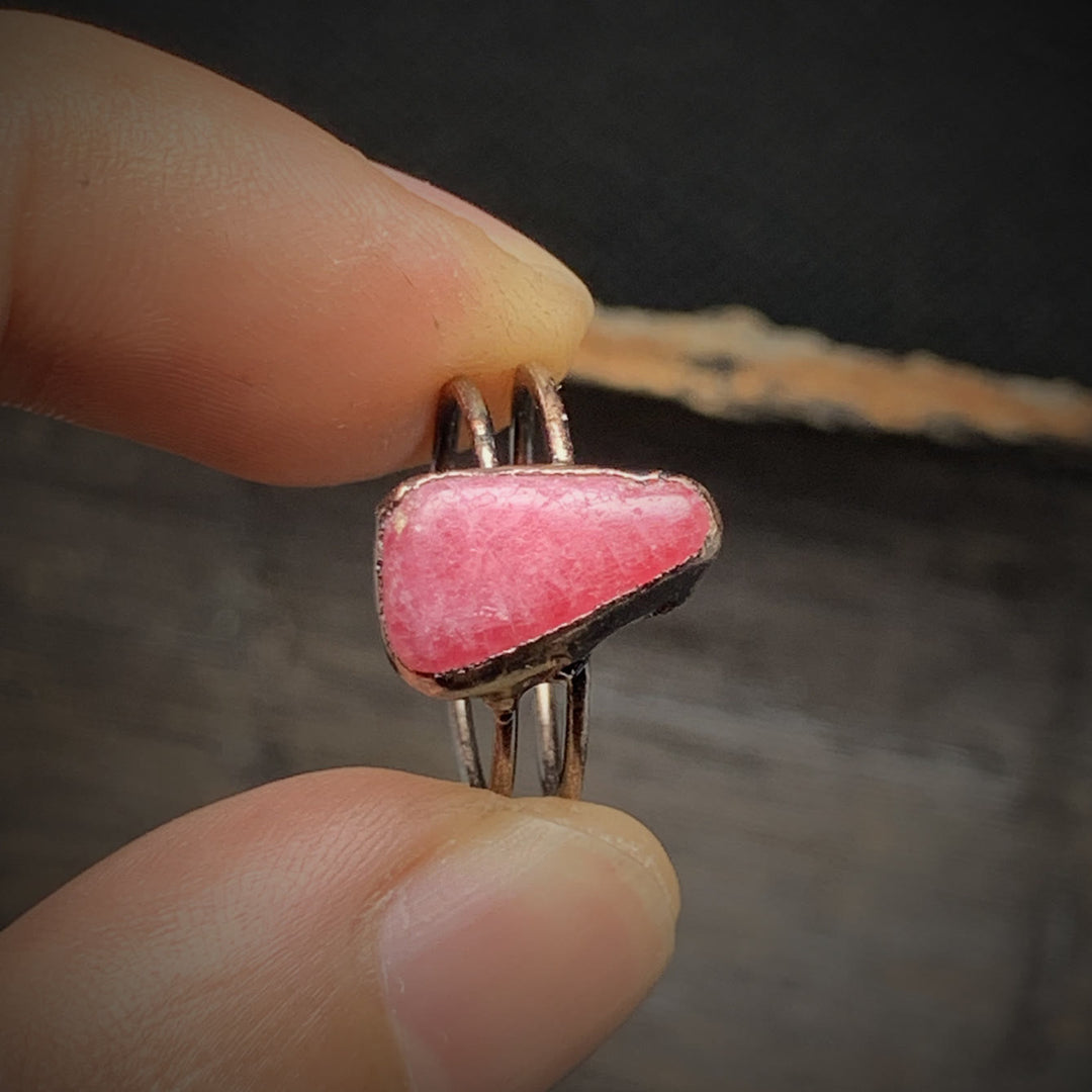 Anello regolabile Olivenorma con dodici pietre portafortuna in pietra grezza irregolare naturale 
