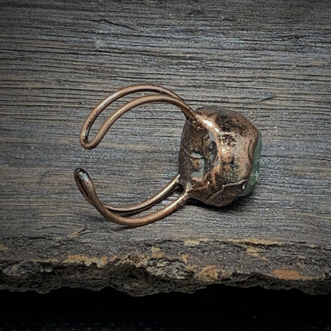 Anello regolabile Olivenorma con dodici pietre portafortuna in pietra grezza irregolare naturale 