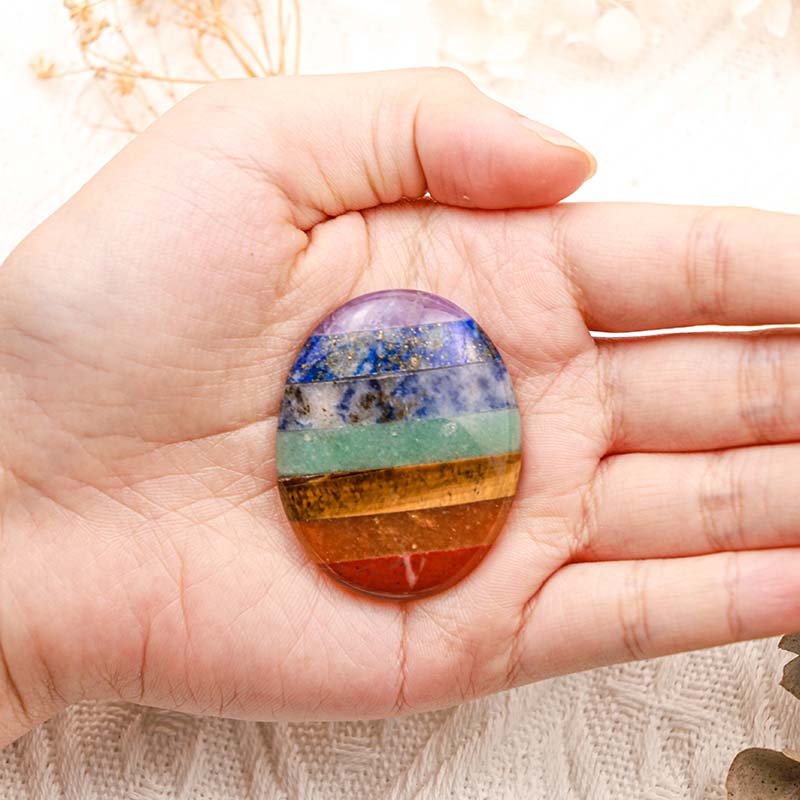 Pietra della preoccupazione del pollice del chakra Olivenorma