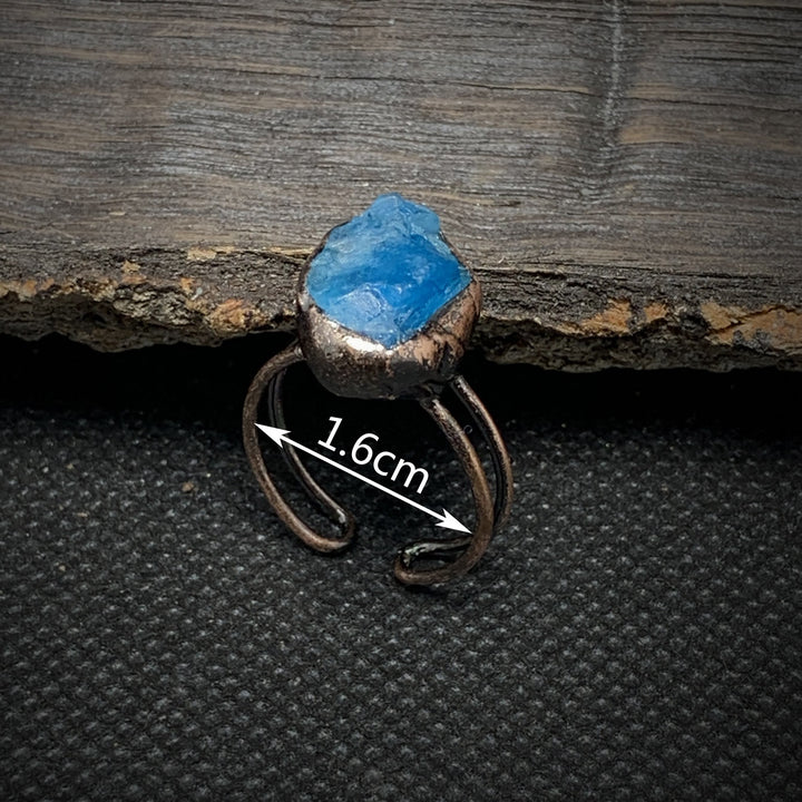 Anello regolabile Olivenorma con dodici pietre portafortuna in pietra grezza irregolare naturale 