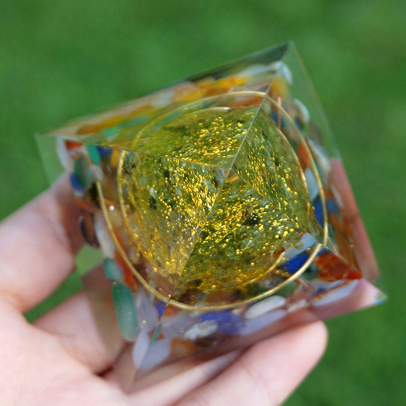 Piramide di orgone dell'albero della vita di fluorite Olivenorma con peridoto 
