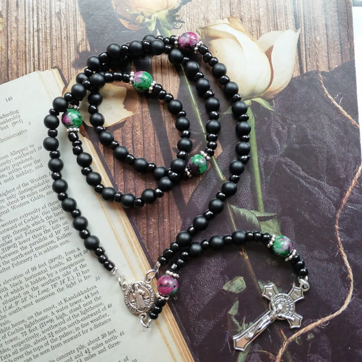 Collana rosario Olivenorma con croce in onice nero, rubino e zoisite