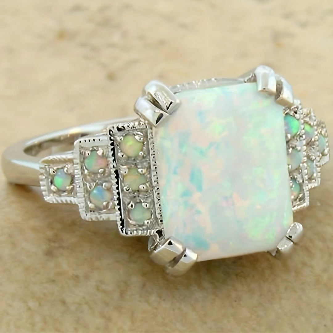 Anello in argento antico con opale bianco quadrato Olivenorma