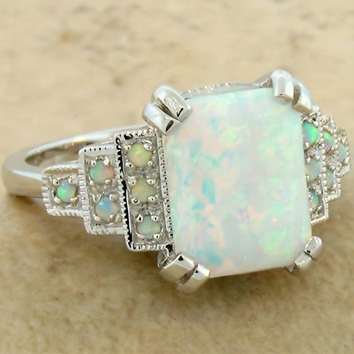 Anello in argento antico con opale bianco quadrato Olivenorma