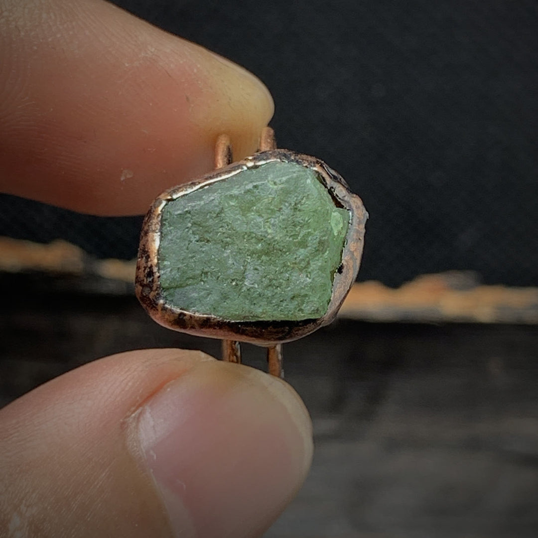 Anello regolabile Olivenorma con dodici pietre portafortuna in pietra grezza irregolare naturale 