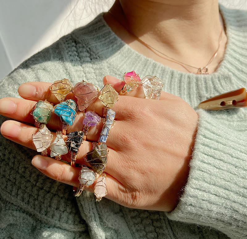 Anello con pietra preziosa naturale irregolare e ruvida Olivenorma