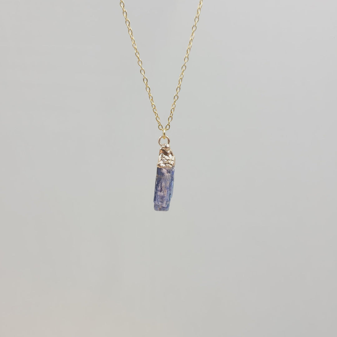 Collana con pietra preziosa grezza di cristallo irregolare Olivenorma 