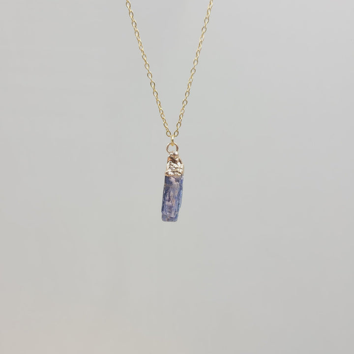 Collana con pietra preziosa grezza di cristallo irregolare Olivenorma 