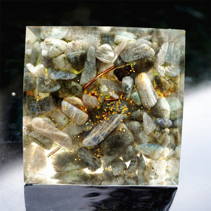 Piramide di orgone Olivenorma Moonlit Growth Peridot e pietra di luna grigia - image 6