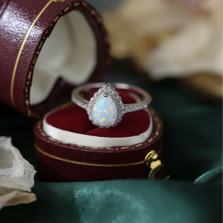 Anello di fidanzamento a tre punte con zircone bianco e opale a goccia Olivenorma 