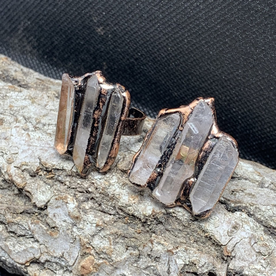 Anello regolabile con combinazione tripla irregolare in quarzo ialino naturale Olivenorma