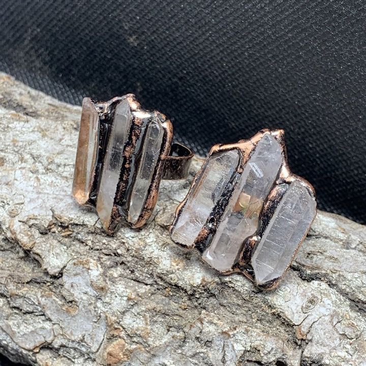 Anello regolabile con combinazione tripla irregolare in quarzo ialino naturale Olivenorma