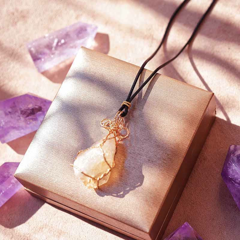 Collana con ciondolo fatto a mano in cristallo grezzo naturale Olivenorma 