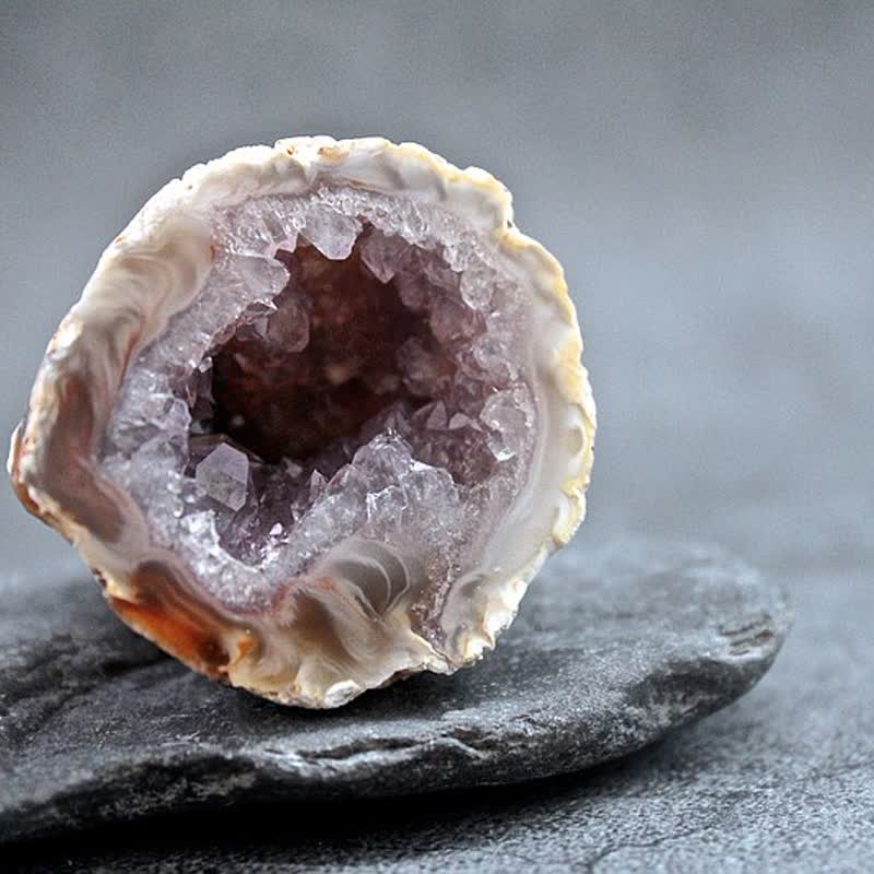 Decorazione in pietra preziosa di roccia geode di ametista naturale Olivenorma