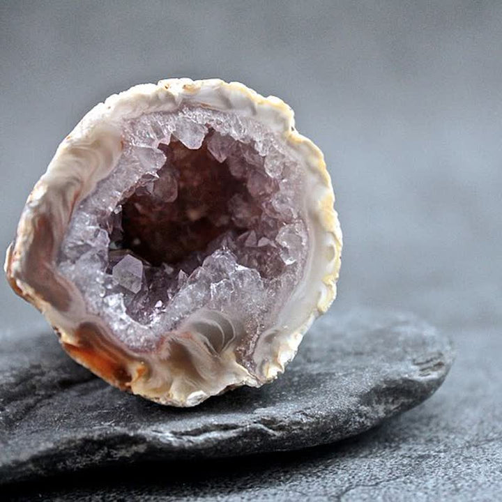 Decorazione in pietra preziosa di roccia geode di ametista naturale Olivenorma