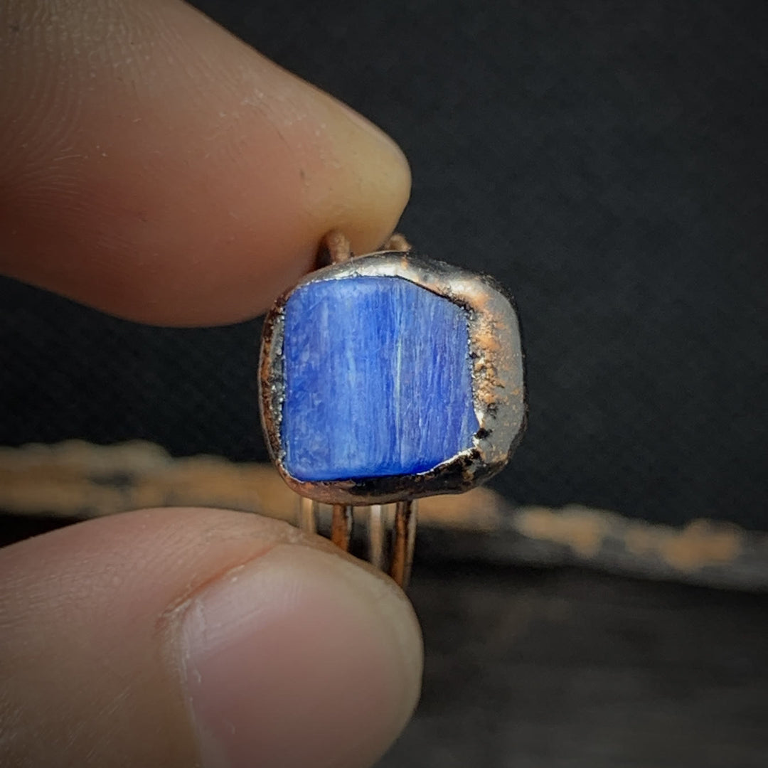 Anello regolabile Olivenorma con dodici pietre portafortuna in pietra grezza irregolare naturale 