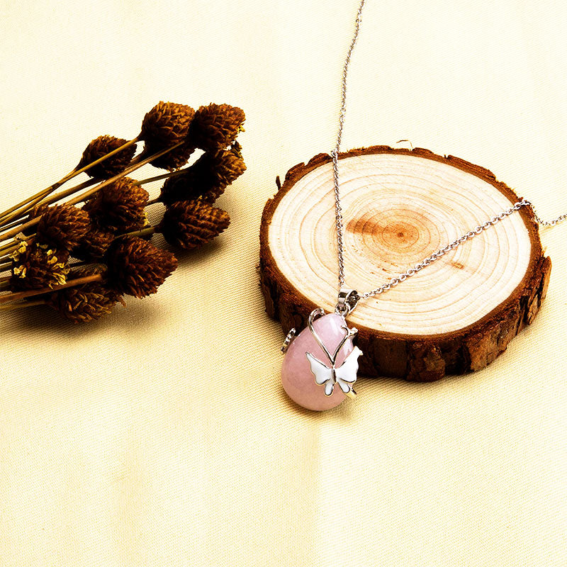 Collana con pietre preziose e ali di farfalla in cristallo