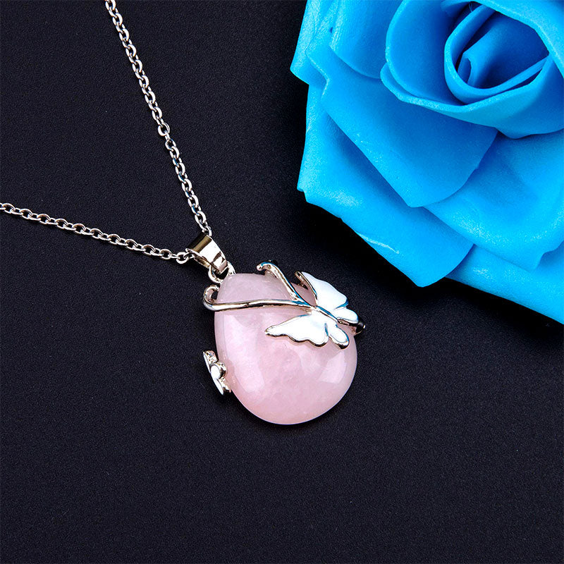 Collana con pietre preziose e ali di farfalla in cristallo