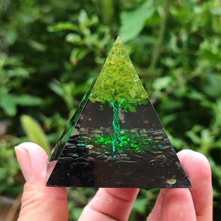 Piramide di orgone portafortuna in ossidiana Olivenorma con peridoto